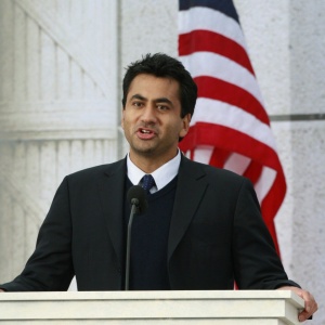 Ator Kal Penn, que já trabalhou na Casa Branca, vai apresentar evento democrata