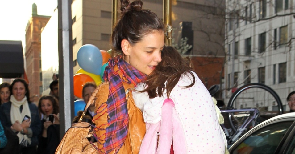 Katie Holmes e Suri Cruise passeiam por Nova York (02/04/2010)