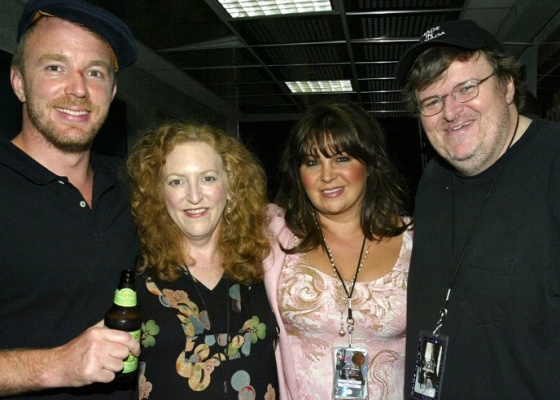 O diretor Guy Ritchie, a produtora Kathleen Glynn, a agente Caresse Henry e o diretor Michael Moore no backstage do 