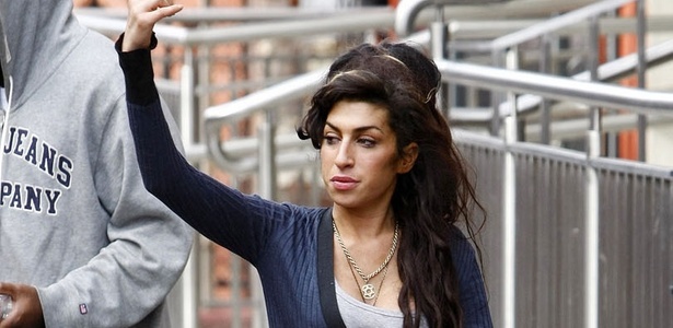 Amy Winehouse acena para fãs em Londres (06/04/2010) 