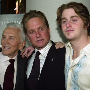 Os atores Kirk Douglas, Michael Douglas e Cameron Douglas na première de "Acontece nas Melhores Famílias" em NY (13/4/2003)