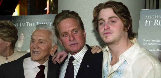 Cameron Douglas, o pai Michael Douglas (centro) e o avô Kirk Douglas (esq.) na première de "Acontece nas Melhores Famílias" em NY (13/4/2003)