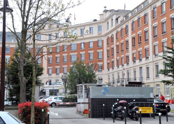 Vista do hospital americano de Neuilly-sur-Seine, em Paris, onde a cantora Whitney Houston foi internada com uma infeco respiratria (07/04/2010)