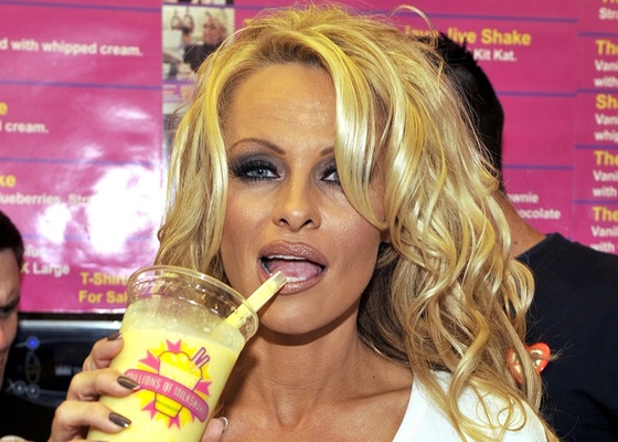 A atriz Pamela Anderson lana seu milkshake vegan na loja Millions Of Milkshakes em West Hollywood, na Califrnia (9/4/2010)