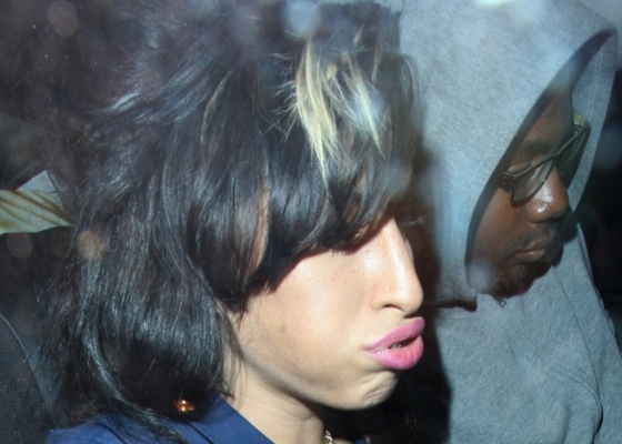 Amy Winehouse na sada da casa do produtor Mark Ronson em Londres (15/4/2010)