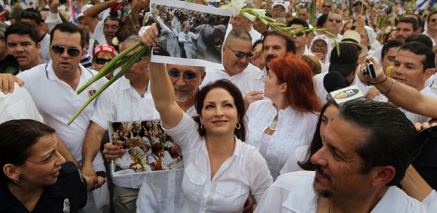 Gloria Estefan e o marido Emilio Estefan (atrás, dir.) participam de passeata para libertação dos dissidentes de Cuba em Miami (25/3/2010)