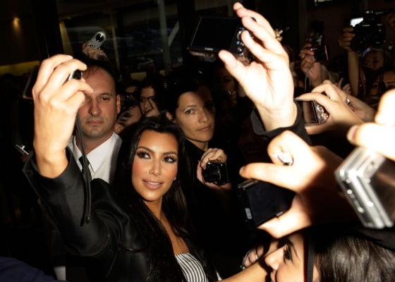 A atriz e modelo Kim Kardashian atende fãs em uma loja em Sydney, na Austrália (19/4/2010)