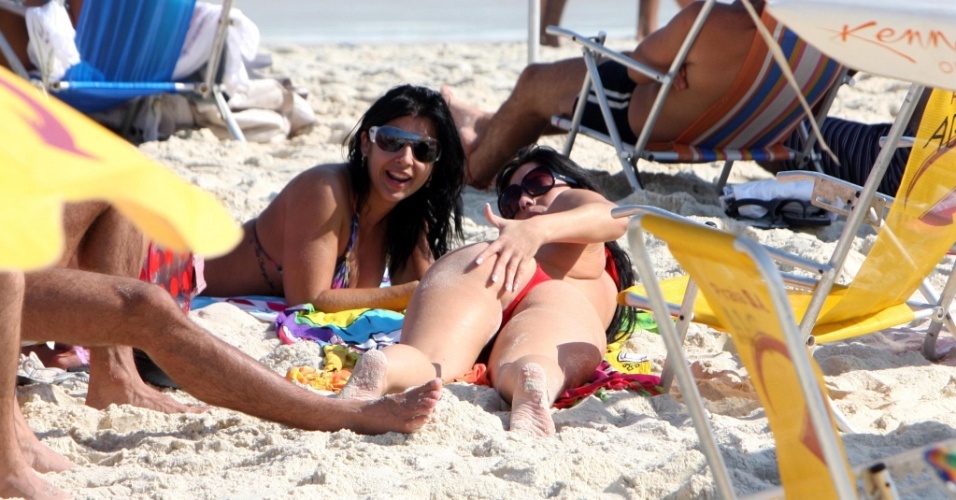 As ex-bbbs Priscila Pires e Anamara vão juntas à praia do Pepê, no Rio de Janeiro (20/4/2010)