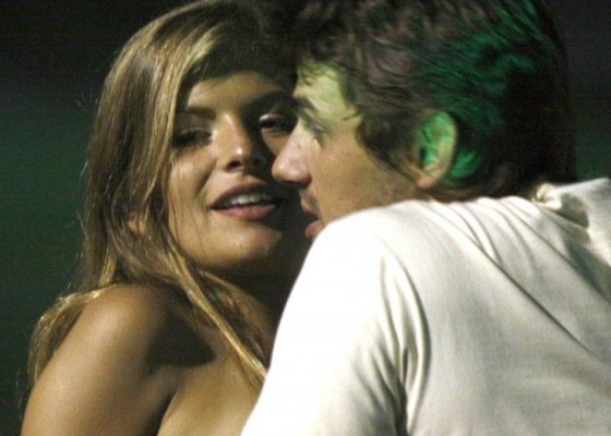 Daniel Erthal e a atriz identificada apenas como Jlia em festa no MAM, no Rio (20/4/10)
