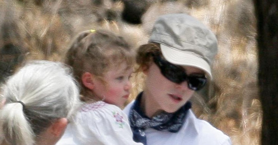 Nicole Kidman e a filha Sunday Rose passeiam em parque no Havaí (25/4/2010)