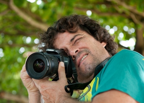 O ator Felipe Camargo fotagrafa plantas na Joatinga, no Rio de Janeiro (22/4/10) 