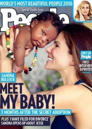 Capa da revista "People" com Sandra Bullock e o filho Louis (28/4/2010)