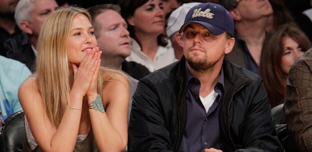 O ator Leonardo DiCaprio e a modelo Bar Refaeli assistem ao jogo de basquete do Oklahoma City Thunder e o Los Angeles Lakers em Los Angeles (27/4/2010)