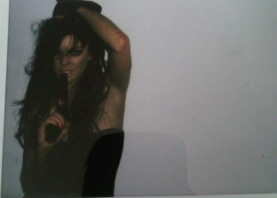 A atriz Lindsay Lohan publica no Twitter foto sua com uma arma apontada para a boca (28/4/2010)