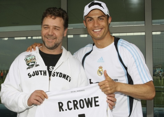 O ator Russell Crowe (esq.) ganha camiseta do jogador Cristiano Ronaldo (dir.) durante visita ao Real Madrid, na Espanha (29/4/2010)