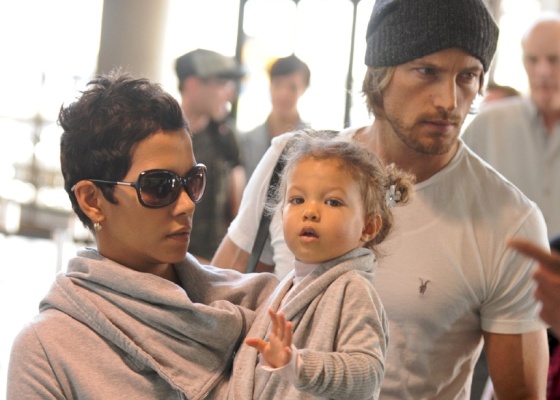 A atriz Halle Berry, o modelo Gabriel Aubry e a filha do casal Nahla Ariela no aeroporto de Los Angeles (19/12/2009)