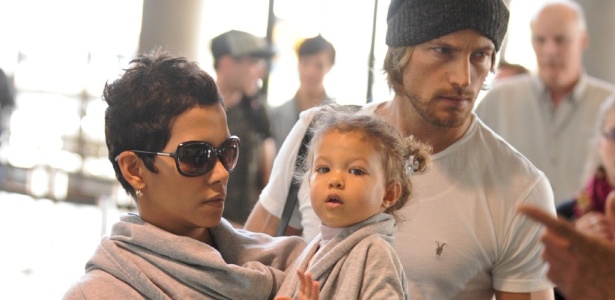 A atriz Halle Berry, o modelo Gabriel Aubry e a filha do casal Nahla Ariela no aeroporto de Los Angeles, quando ainda estavam casados, em dezembro de 2009