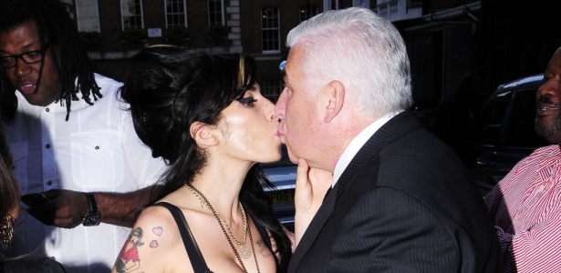 Amy Winehouse dá selinho no pai Mitch na saída de hospital em Londres (27/4/2010) - Grosby Group