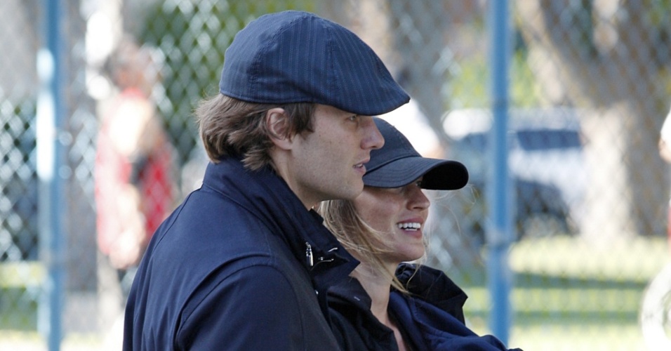 Gisele Bündchen e Tom Brady passeiam com os filhos em Paris (29/4/2010)