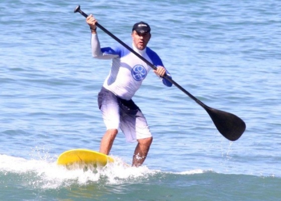 Humberto Martins se exercita no mar do Recreio, na zona oeste do Rio (4/5/10)