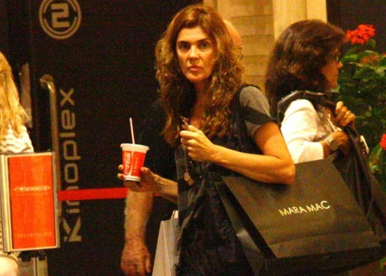 Mnica Torres passeia em shopping carioca (29/3/10)