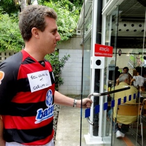 Luciano Huck perde aposta e usa a camisa do Flamengo no Projac (14/5/10)
