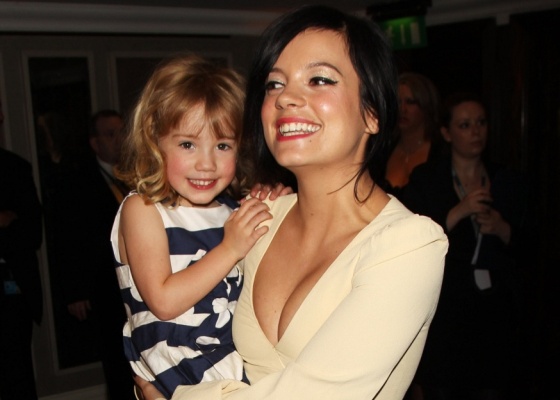 A cantora Lily Allen chega à 55ª edição do Ivor Novello Awards no Grosvenor House Hotel, em Londres, com a irmã Teddy Rose Allen no colo (20/5/2010)