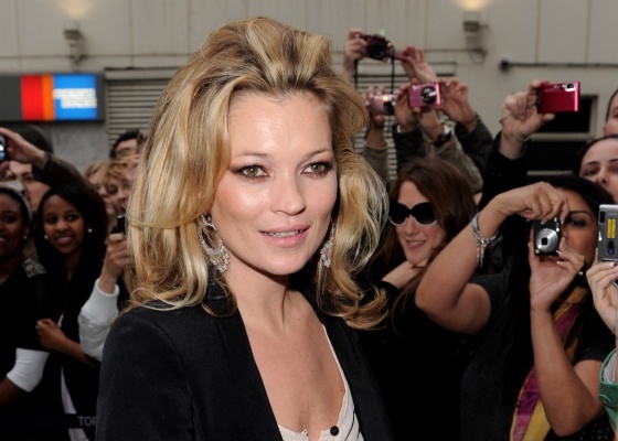 A modelo Kate Moss é fotografada por fãs ao chegar para a abertura de uma loja, e também o lançamento de sua nova coleção para a rede de fast fashion, em Londres (19/5/2010)