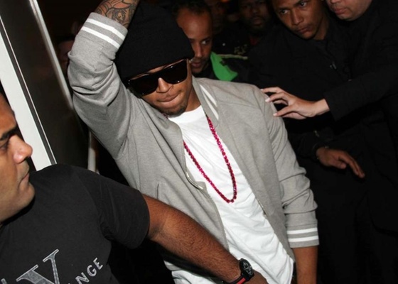 Chris Brown aproveita festa em casa noturna paulistana (20/5/2010)