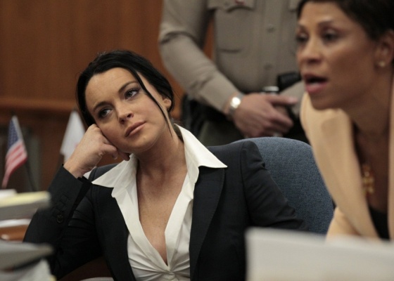 A atriz Lindsay Lohan (esq.) ao lado de sua advogada Shawn Chapman Holley (dir.) durante audincia no tribunal de Beverly Hills, na Califrnia (24/5/2010)