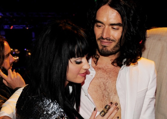 A cantora Katy Perry e o humorista Russell Brand na première de "Get Him to the Greek" em Los Angeles (25/5)