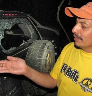 O fotógrafo da agência AFP, Yuri Cortez mostra a bala disparada por segurança de Gisele Bündchen e Tom Brady, na Costa Rica (4/4/2009)