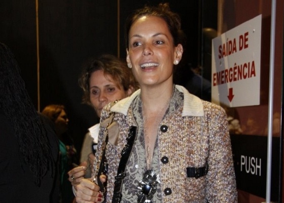Carolina Ferraz foi assistir ao desfile da grife Lenny no Fashion Rio (28/5/10)