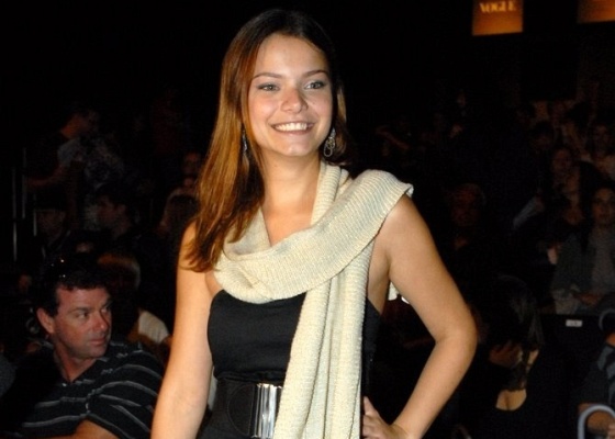 Milena Toscano foi ao Fashion Rio assistir aos desfiles (29/5/10) 