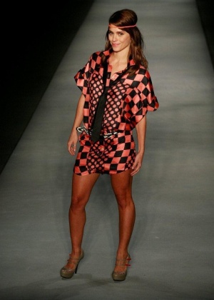 Carolina Dieckmann desfila no Fashion Rio (30/5/2010)