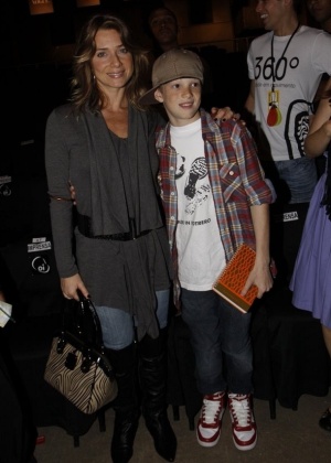 Letcia Spiller e seu filho Pedro no desfile da Cavendish, no Fashion Rio (30/5/2010)