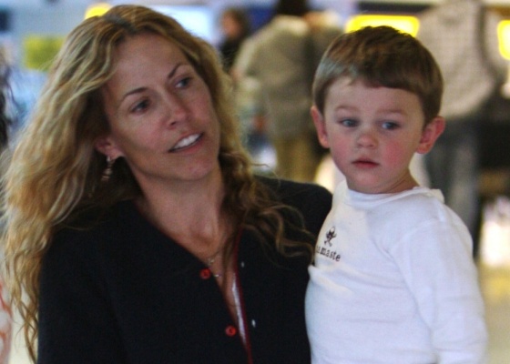 A cantora Sheryl Crow e o filho Wyatt no aeroporto de LaGuardia em Nova York (1/4/2009)