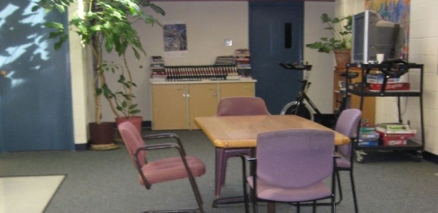 Sala comum na Cadeia de Pitkin County, em Aspen, onde Charlie Sheen deve cumprir pena