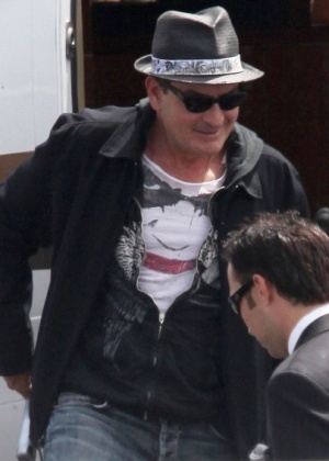Charlie Sheen chega sorridente a Los Angeles, ao desembarcar de um jatinho particular (8/6/2010)