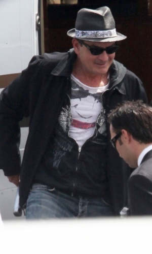 Charlie Sheen chega sorridente a Los Angeles, ao desembarcar de um jatinho particular (8/6/2010)
