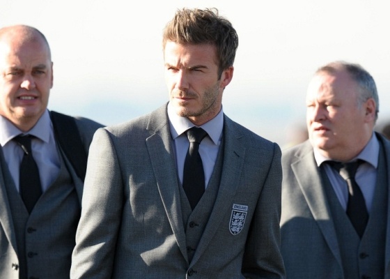 O jogador David Beckham (ao centro) desembarca com membros da delegao da Inglaterra no aeroporto de Johannesburgo na frica do Sul (3/6/2010)