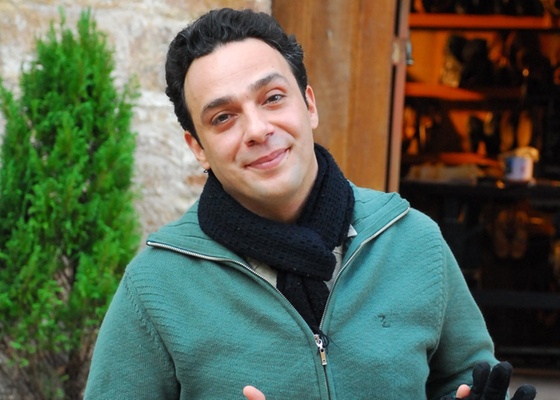 O ator Marcelo Médici em cenário de "Passione" (2010)
