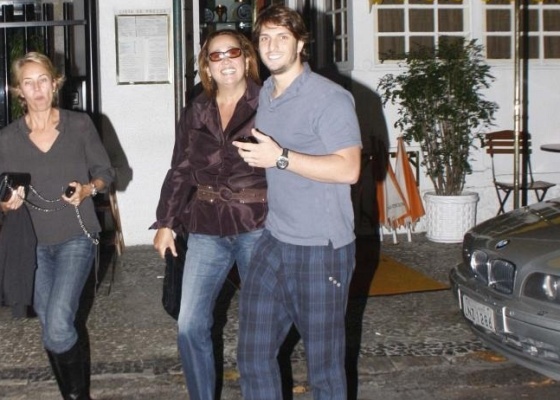 Cludia Jimenez e Rodrigo Bonadio na sada de um restaurante no Leblon, no Rio de Janeiro (6/6/10)
