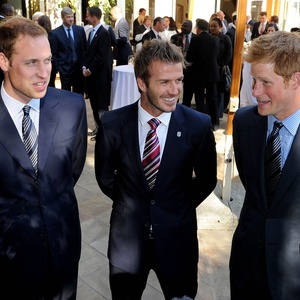 Prncipes William ( esq.) e Harry conversa com o meia David Beckham durante evento na frica