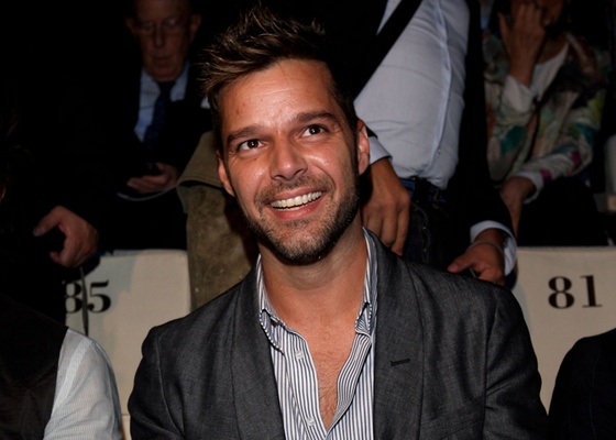O cantor porto-riquenho Ricky Martin assiste na primeira fila ao desfile da coleção de Giorgio Armani na semana de moda masculina de Milão (22/6/2010)