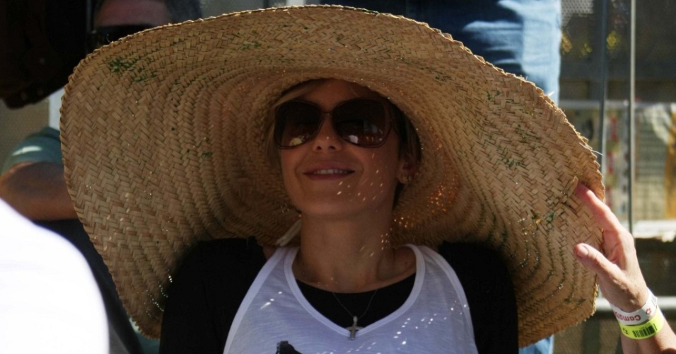 A atriz Guilhermina Guinle torce pelo Brasil usando um sombrero, no Jockey Club de São Paulo (25/6/2010)