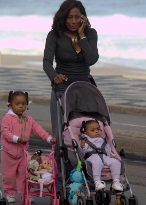 Glria Maria passeia com as filhas no bairro do Leblon, no Rio (13/6/10)