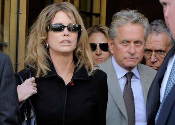 A produtora Diandra Douglas e o ator Michael Douglas na sada de um tribunal de Nova York (20/4/2010)