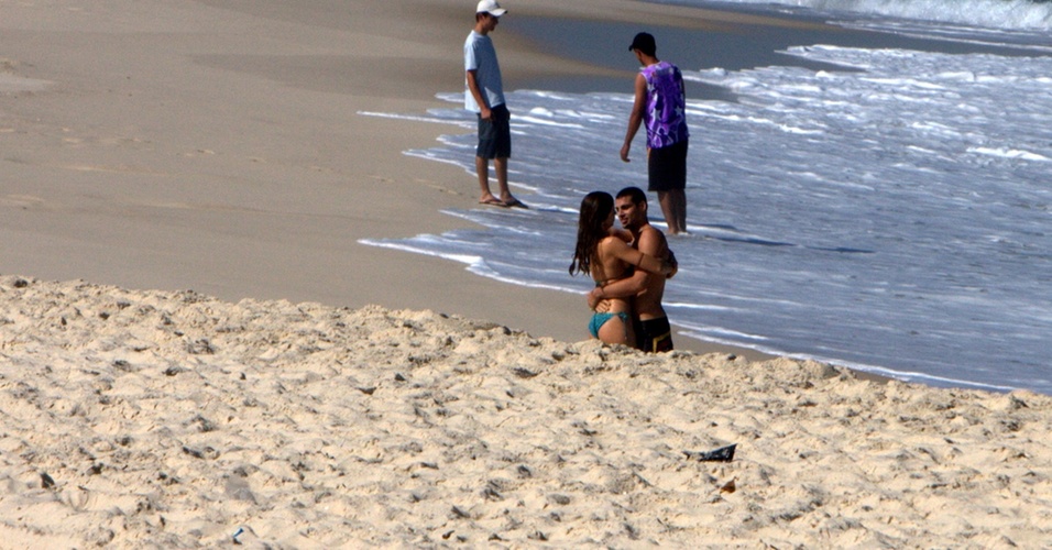 Grazi Massafera e Cauã Reymond namorando na praia da Reserva, no Rio de Janeiro (28/6/2010)