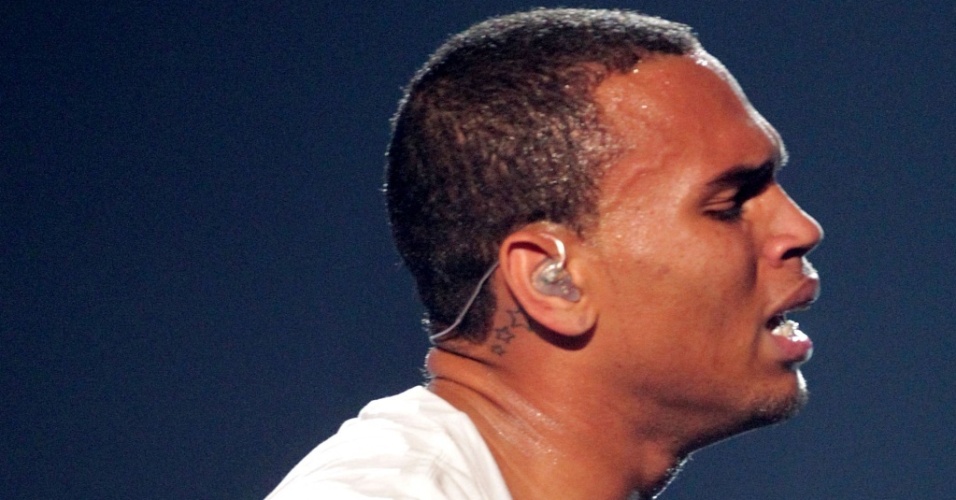 O cantor Chris Brown chora durante tributo a Michael Jackson no BET Awards no Shrine Auditorium em Los Angeles (27/6/2010)